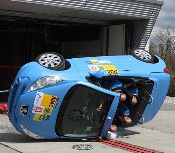 Peugeot 207 CC im Rollover-Crashtest. Foto: Auto-Reporter/Peugeot